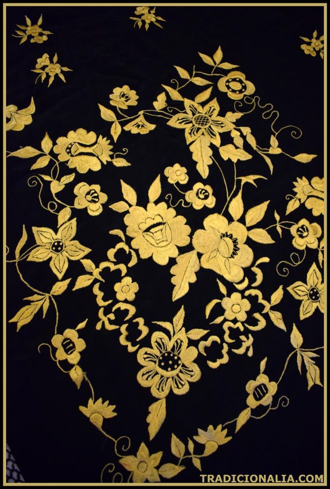 Mantón de Manila negro bordado en amarillo dorado, vistoso y poco habitual