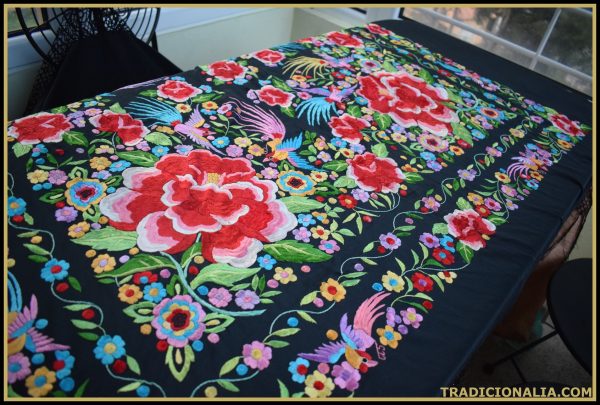 Mantón de Manila negro con bordados florales y aves del paraíso