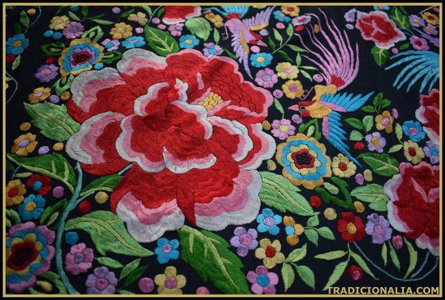 Mantón de Manila negro con bordados florales y aves del paraíso