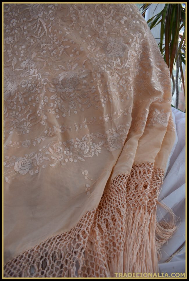 Manila shawl - Lace