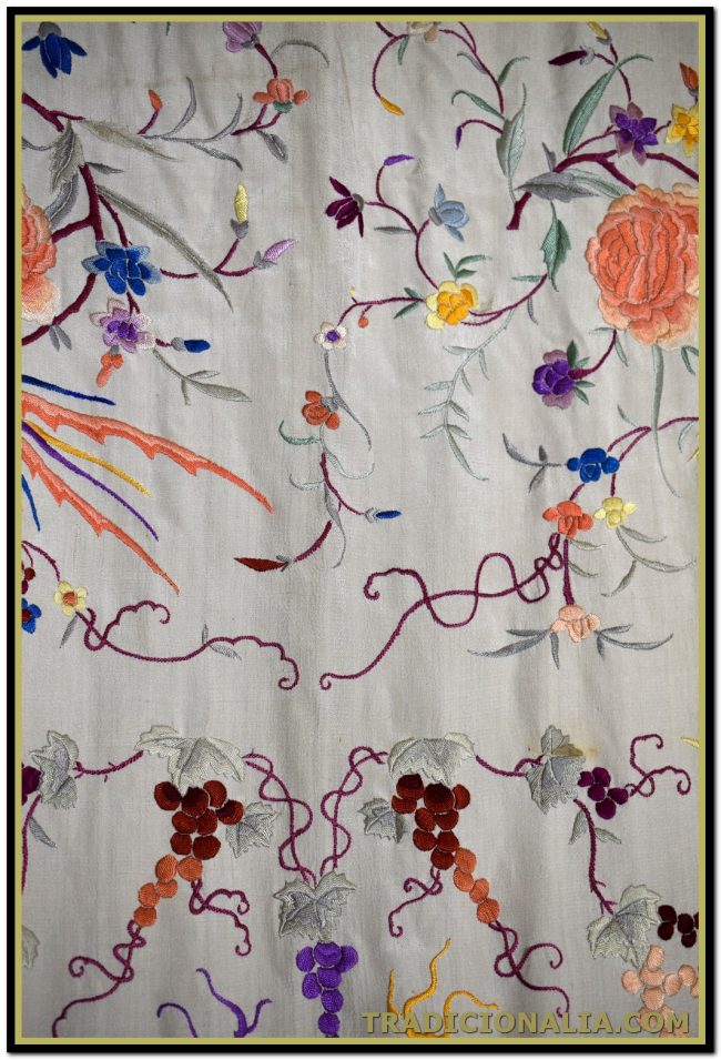 Mantón de Manila antiguo de seda bordada a mano con animales y motivos florales