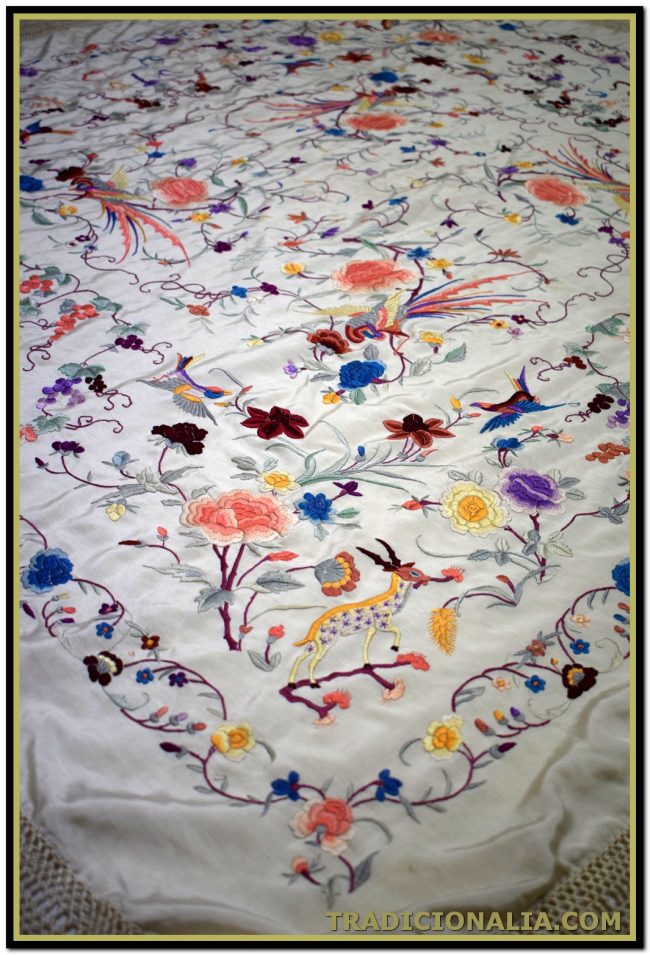 Mantón de Manila antiguo de seda bordada a mano con animales y motivos florales