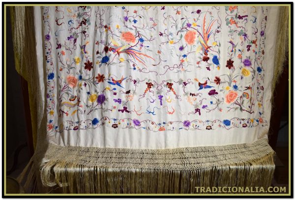 Mantón de Manila antiguo de seda bordada a mano con animales y motivos florales