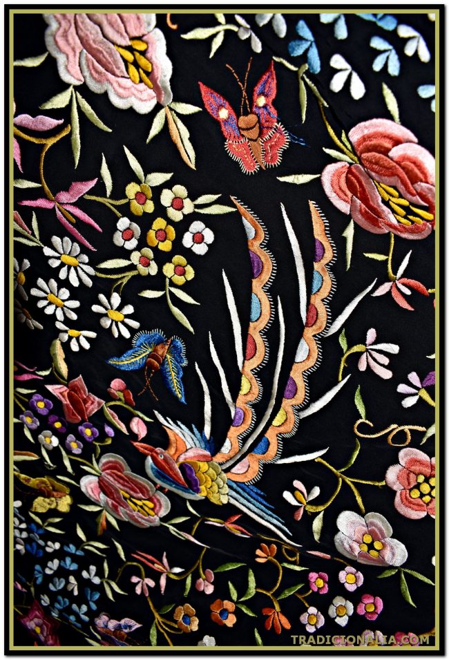 Mantón de Manila bordado mitad con flores y animales y mitad con escenas de chinos