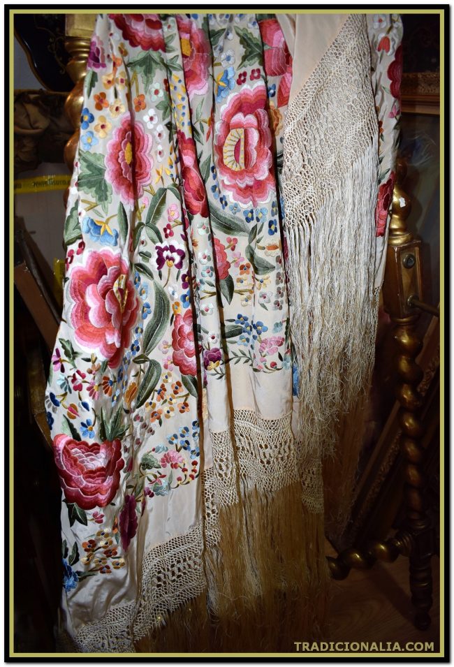 Espectacular mantón de colección seda bordada a mano sobre fondo tono amarillo vainilla