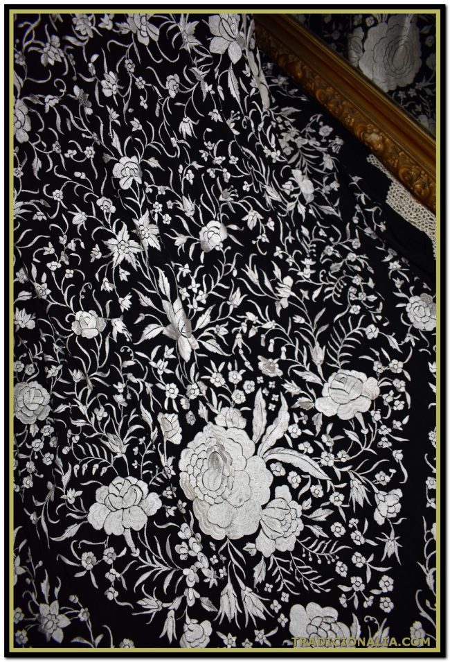 Mantón manila antiguo color negro bordado en blanco a mano