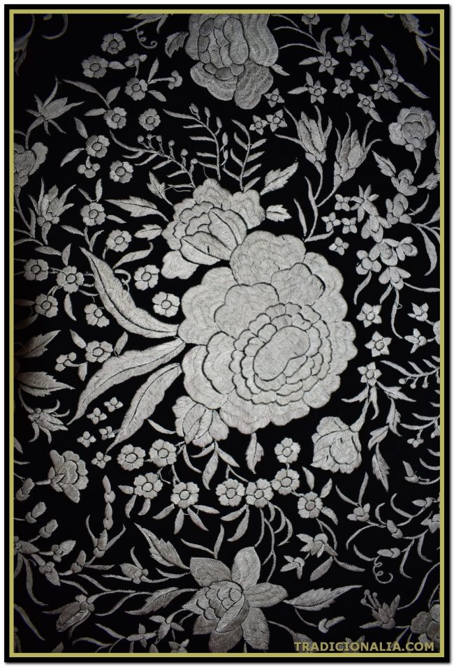 Mantón manila antiguo color negro bordado en blanco a mano