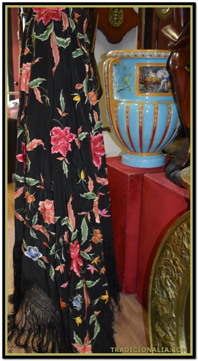 Espectacular mantón de manila antiguo de original diseño y bellos contrastes de colores. Bordado manual
