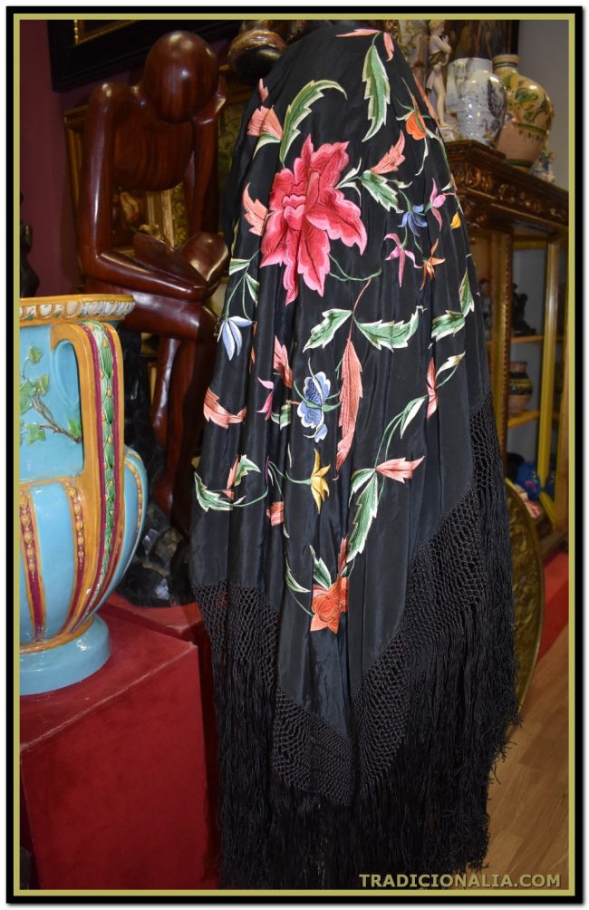 Espectacular mantón de manila antiguo de original diseño y bellos contrastes de colores. Bordado manual