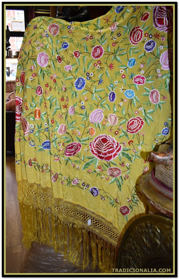 Mantón de Manila de seda color amarillo mostaza con bordado floral