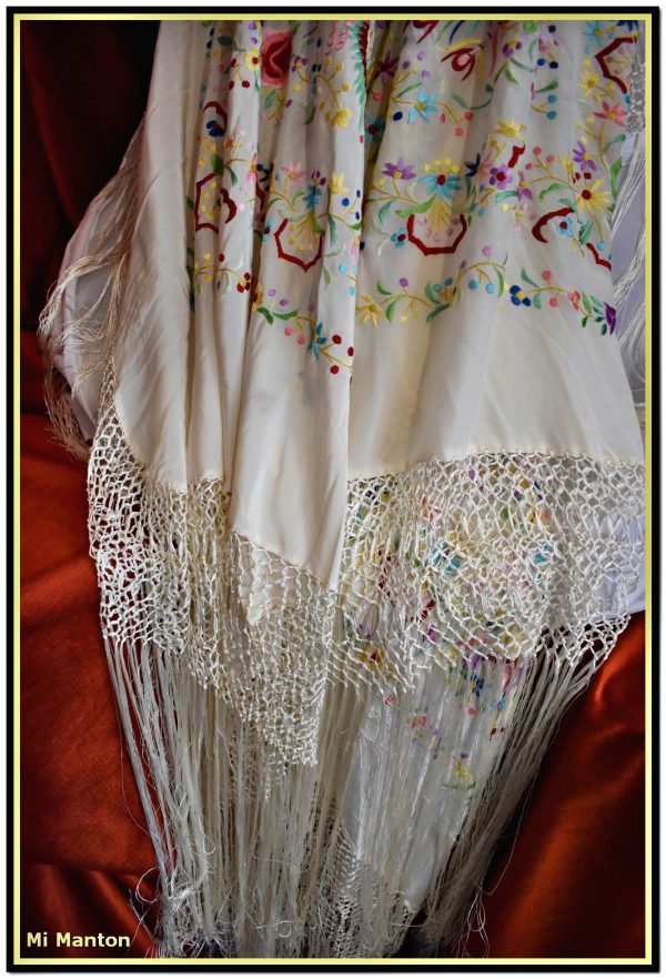 Mantón de Manila de seda bordada a mano en color blanco marfil