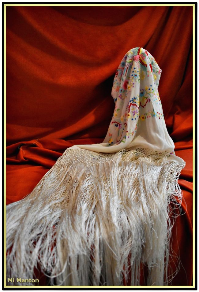 Mantón de Manila de seda bordada a mano en color blanco marfil