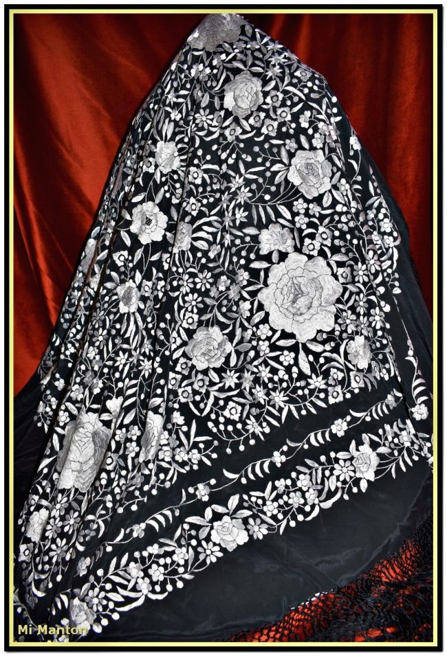 Mantón de Manila seda negra bordado a mano en blanco marfil