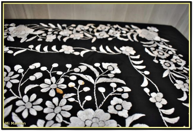 Mantón de Manila seda negra bordado a mano en blanco marfil