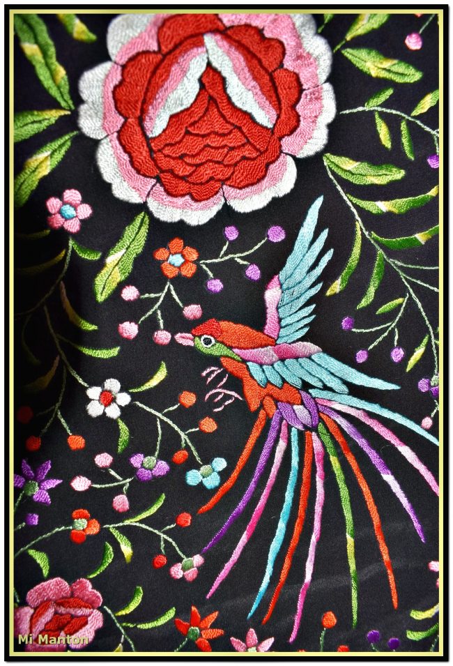 Mantón de Manila antiguo en seda bordado a mano con motivos florales y aves del paraiso