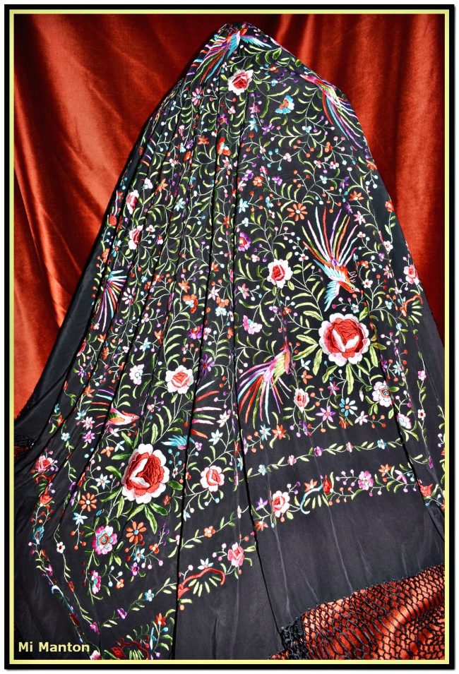 Mantón de Manila antiguo en seda bordado a mano con motivos florales y aves del paraiso