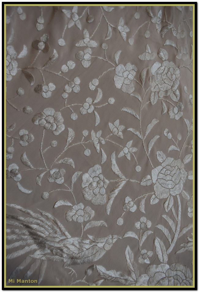 Mantón de Manila bordado con flores y pájaros Ideal fondo de armario un mantón muy combinable