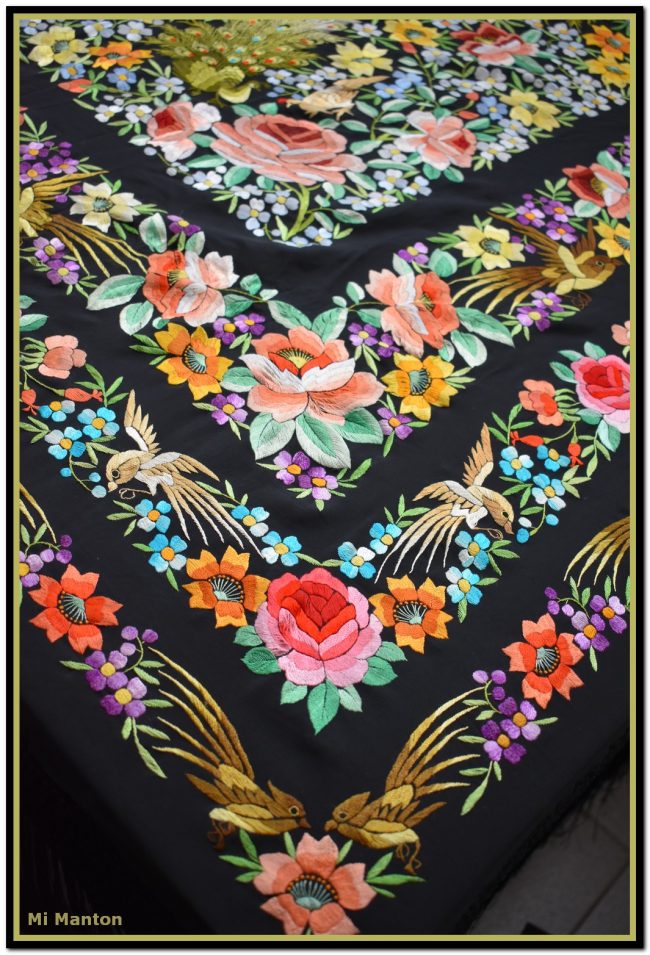 Mantón de Manila antiguo bordado a mano con sensacionales pavos reales y motivos florales