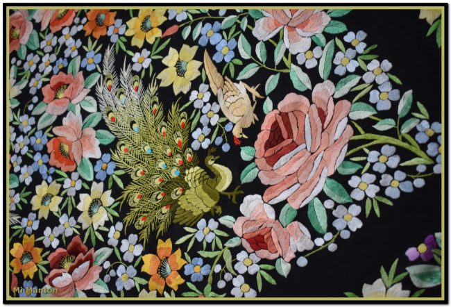 Mantón de Manila antiguo bordado a mano con sensacionales pavos reales y motivos florales
