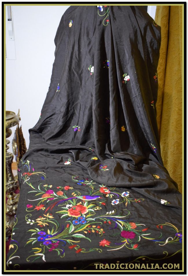 Mantón de Manila isabelino, ala de mosca de impresionantes tonos bordados
