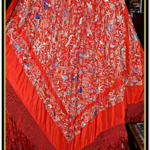 Mantón cantonés en bella seda roja con bordados chinos tipo mil caras. Muy original