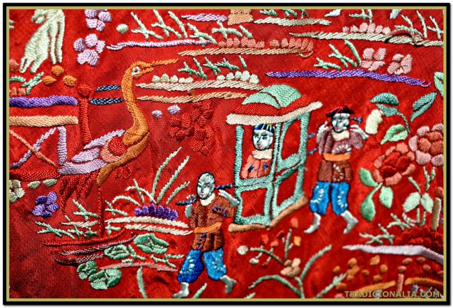 Mantón cantonés en bella seda roja con bordados chinos tipo mil caras. Muy original