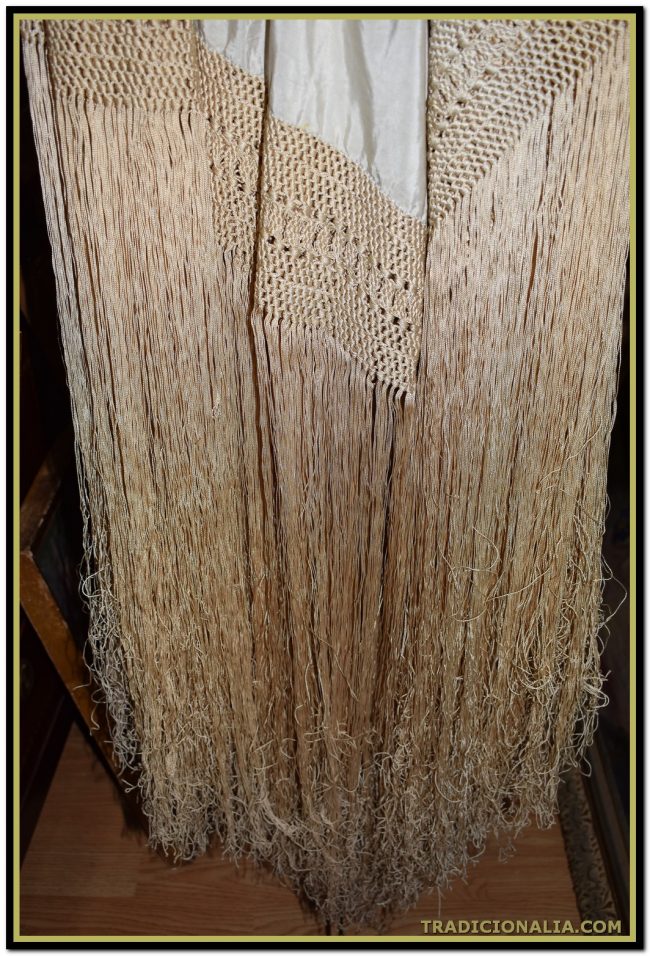 Mantón de Manila antiguo Cantonés con espectacular bordado en seda a mano