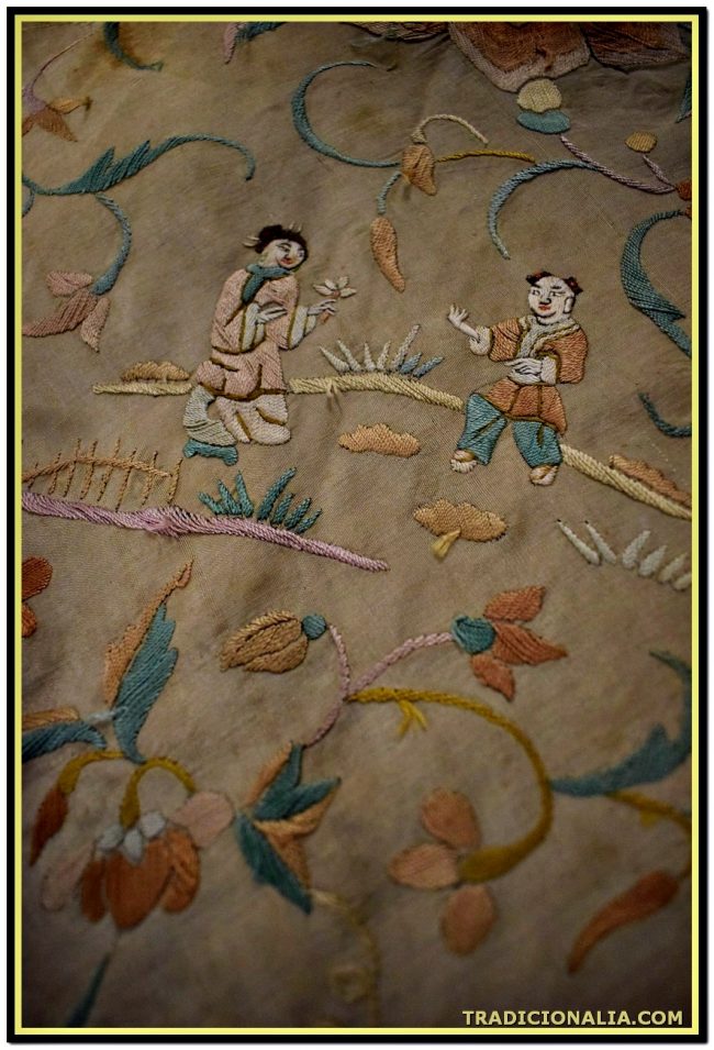 Mantón de Manila isabelino, ala mosca pieza rara pequeño y con chinos en dos picos