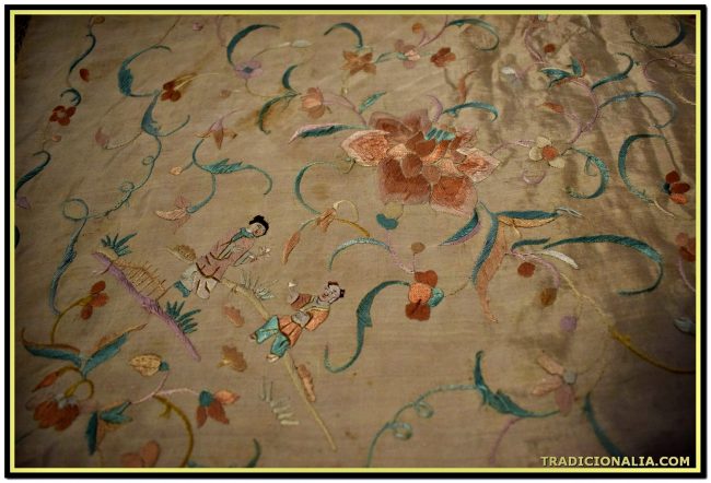 Mantón de Manila isabelino, ala mosca pieza rara pequeño y con chinos en dos picos
