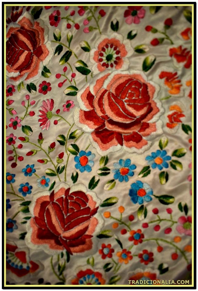 Manton de manila en raso de seda color marfil espectacular bordado floral