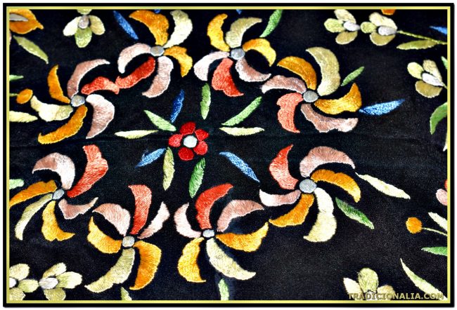 Hermoso Mantón de Manila de seda negra bordado a mano con alegre decoracion floral