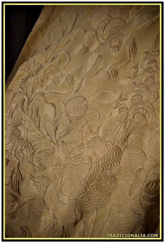 Increíble Mantón de Manila de ocho puntas 163 x 323 cm. Pieza excepcional siglo XIX