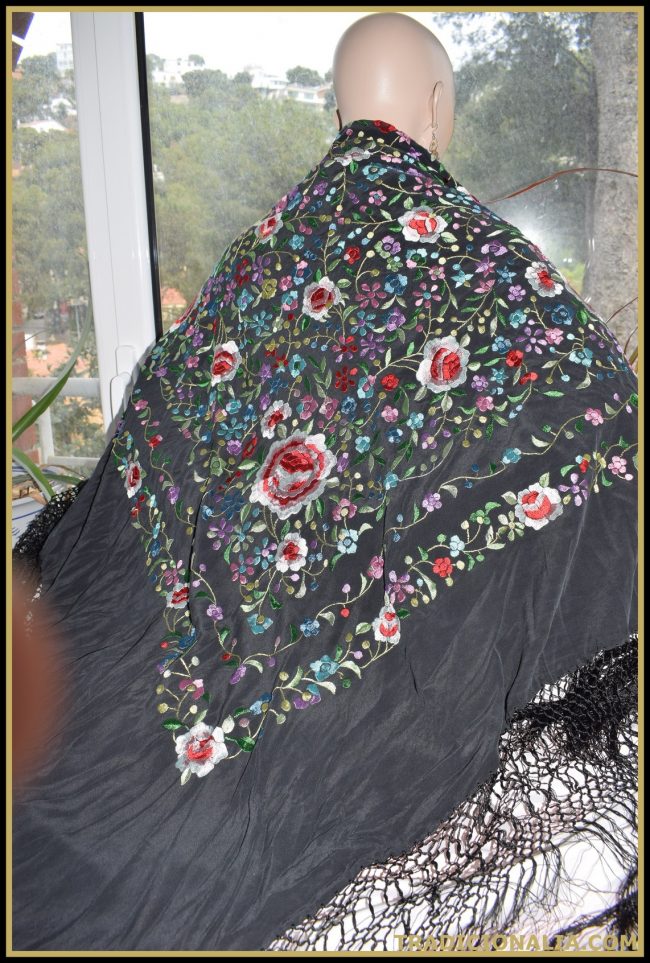 Mantón de Manila raso negro bordado a mano con decoración floral