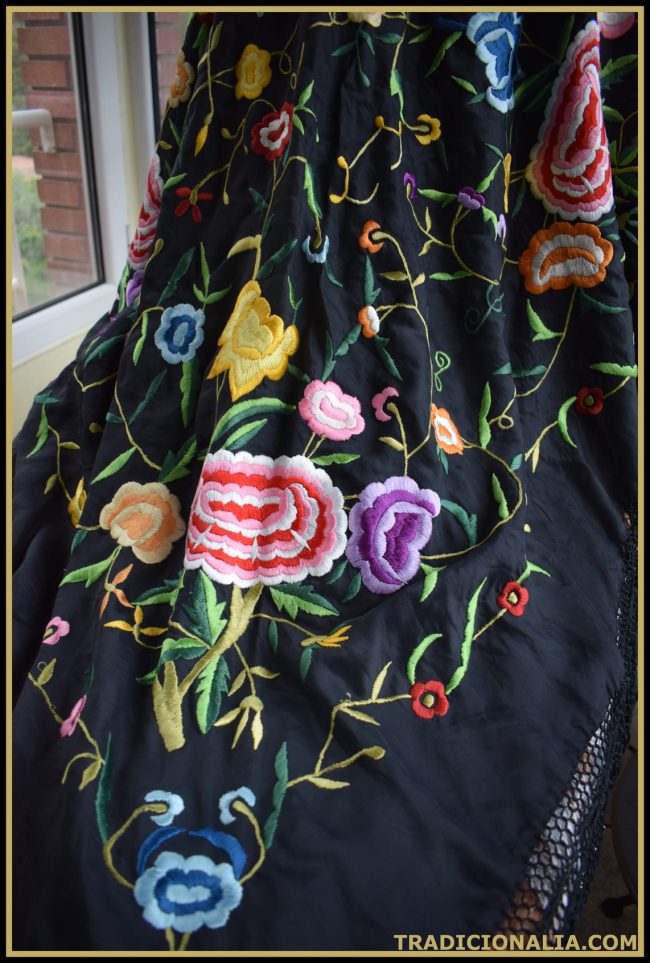 Mantón de Manila raso negro con grandes flores de colores, tipo mantón regional baturro