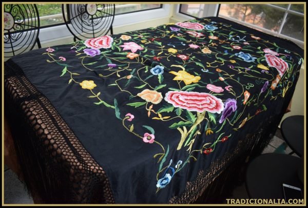 Mantón de Manila raso negro con grandes flores de colores, tipo mantón regional baturro