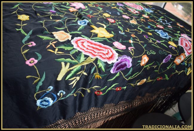 Mantón de Manila raso negro con grandes flores de colores, tipo mantón regional baturro