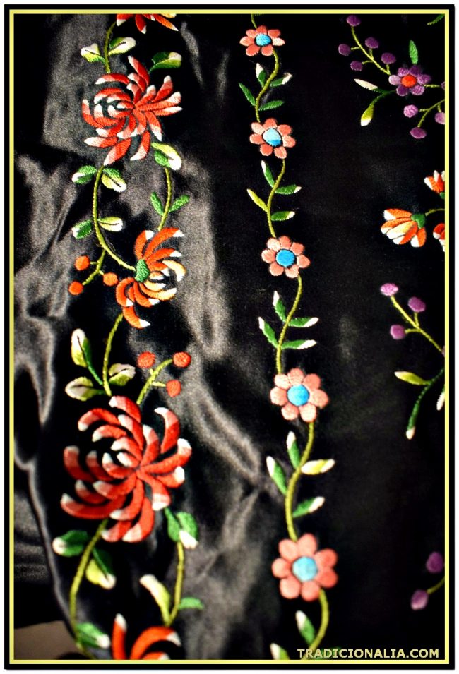 Mantón de Manila, raso de seda con gran cantidad de bellos bordados