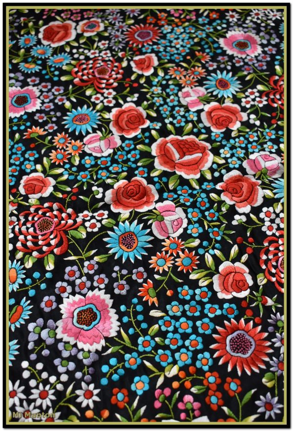 Mantón de Manila de raso negro bordado a mano con muchos motivos florales de espectacular colorido