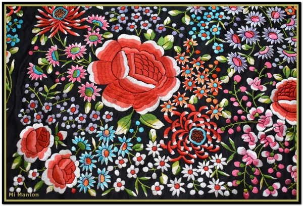 Mantón de Manila de raso negro bordado a mano con muchos motivos florales de espectacular colorido