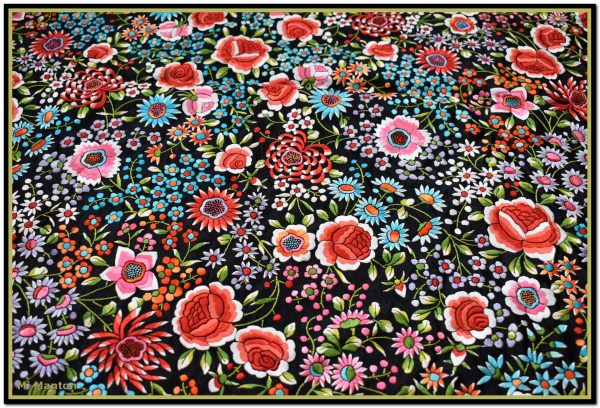 Mantón de Manila de raso negro bordado a mano con muchos motivos florales de espectacular colorido