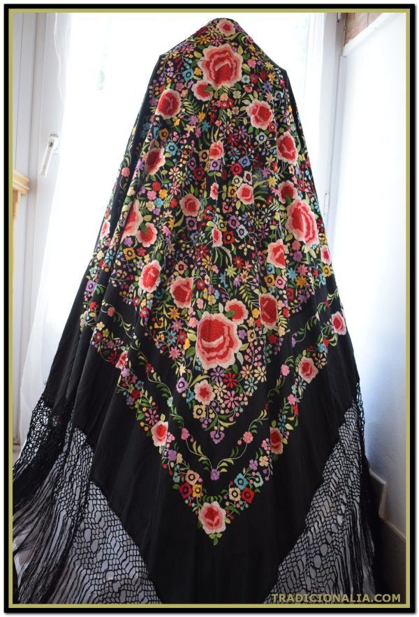 Precioso Mantón de Manila negro con motivos florales y espectacular fleco