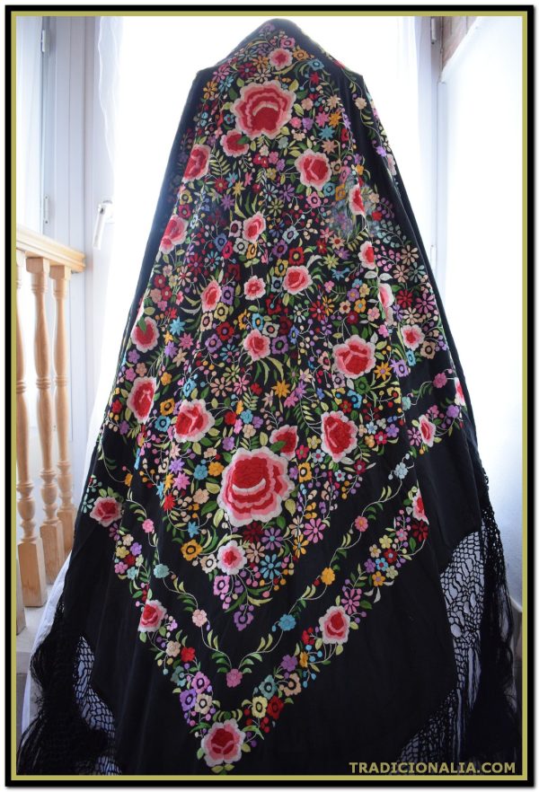 Precioso Mantón de Manila negro con motivos florales y espectacular fleco