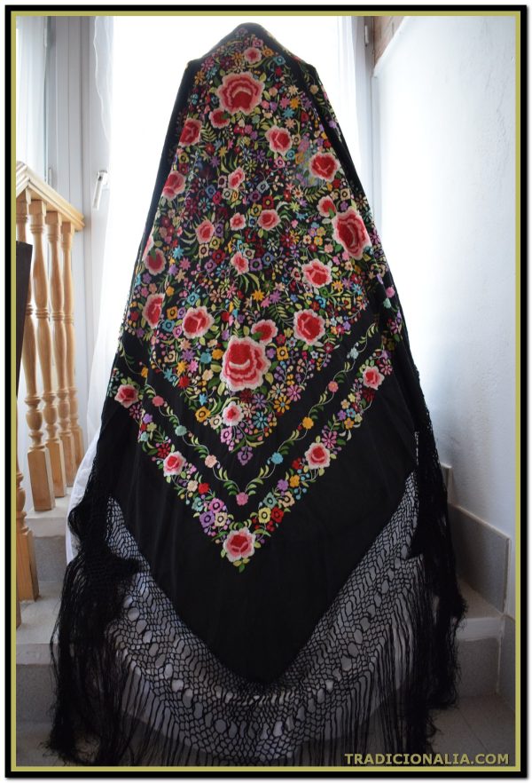 Precioso Mantón de Manila negro con motivos florales y espectacular fleco