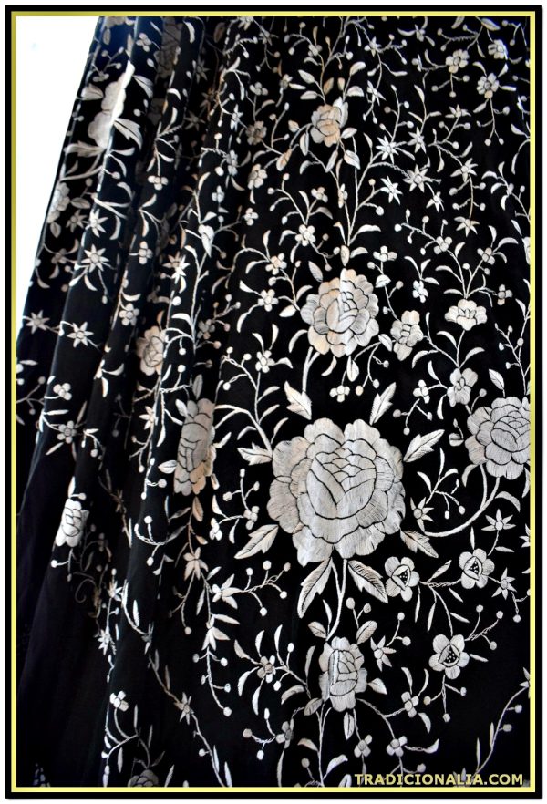 Interesante Mantón de Manila negro con bordados florales en hilo color plata