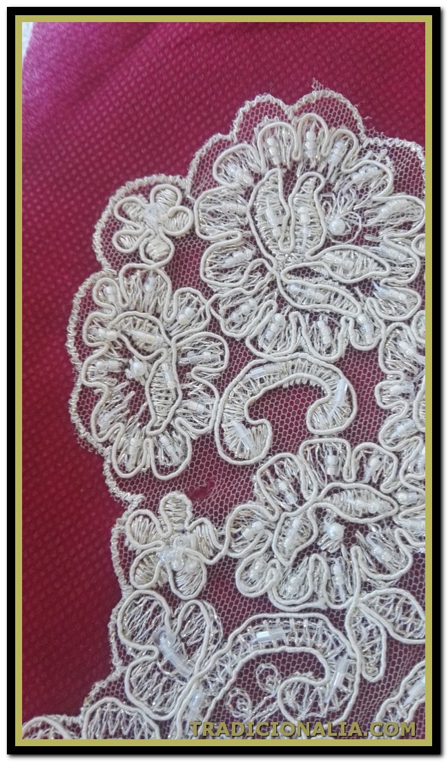Maravilloso pañuelo vintage de tul bordado con cordon y pedrería