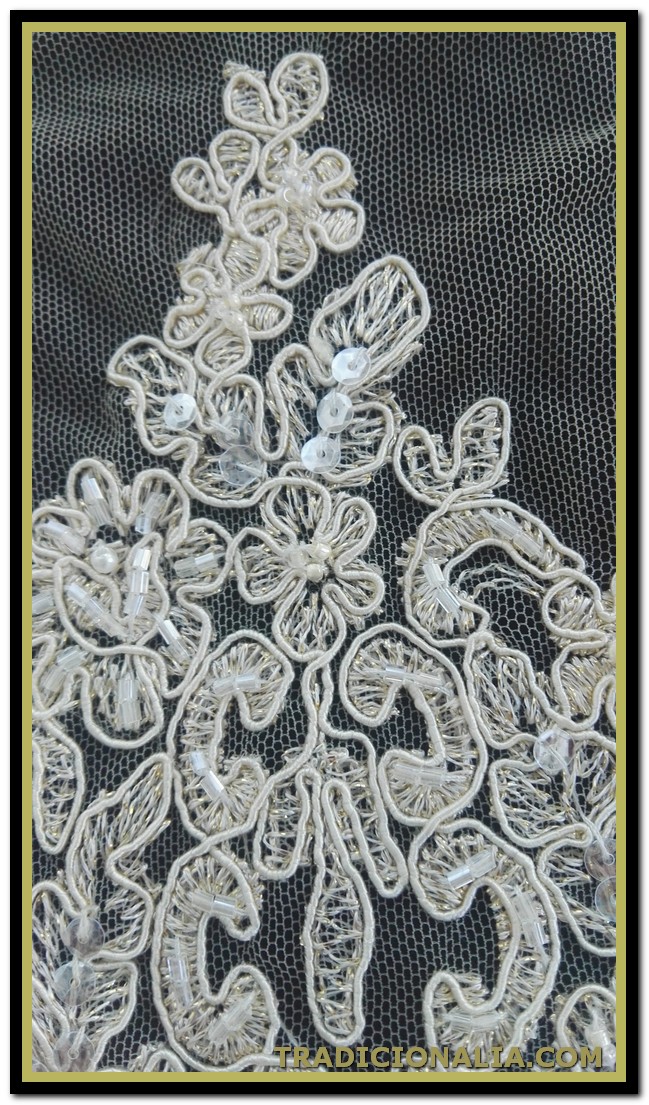 Maravilloso pañuelo vintage de tul bordado con cordon y pedrería