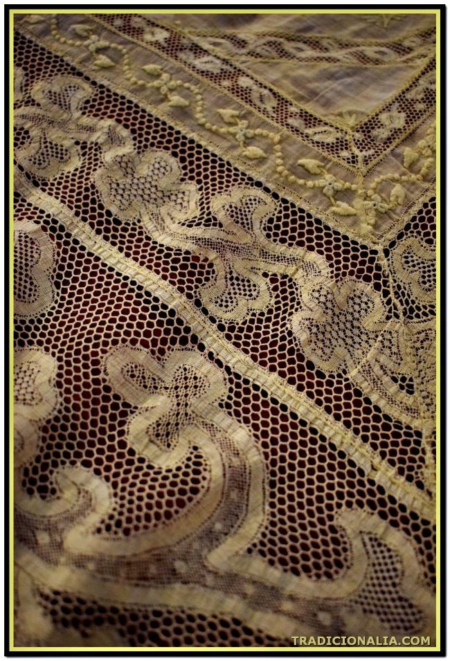 Antiguo pañuelo para virgen o novia en tonos beiges