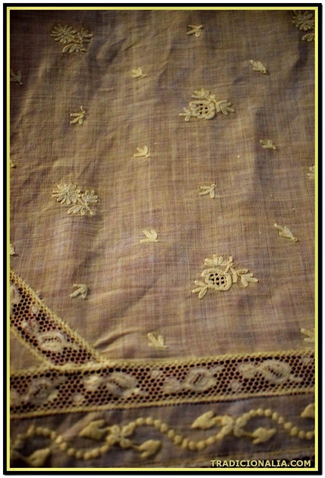 Antiguo pañuelo para virgen o novia en tonos beiges