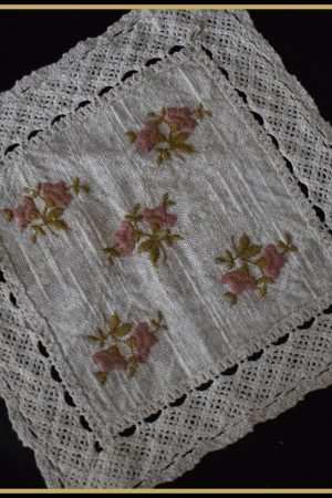 Pañuelo de lino bordado con flores y puntilla