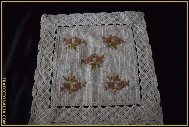 Pañuelo de lino bordado con flores y puntilla